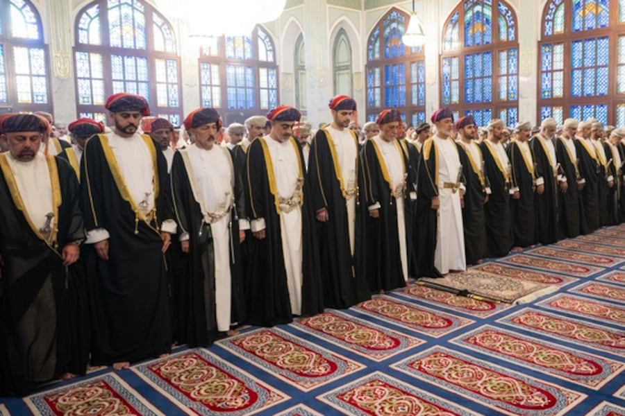 جلالة السلطان المعظم يؤدّي صلاة عيد الفطر السعيد