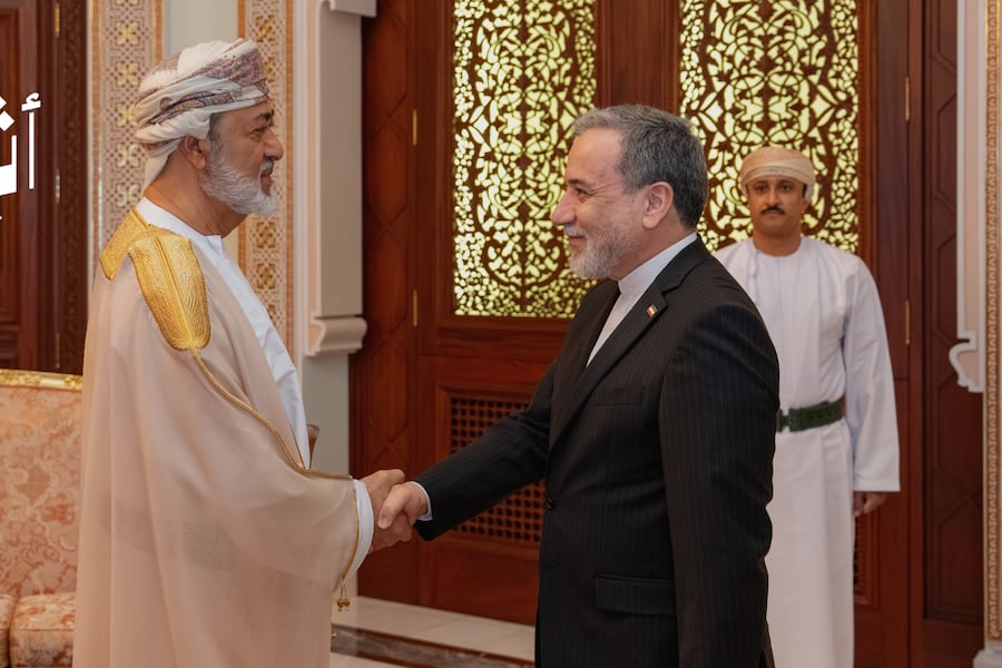 جلالة السلطان يؤكد أولوية تغليب الحوار والدبلوماسية خلال استقباله وزير الخارجية الإيراني